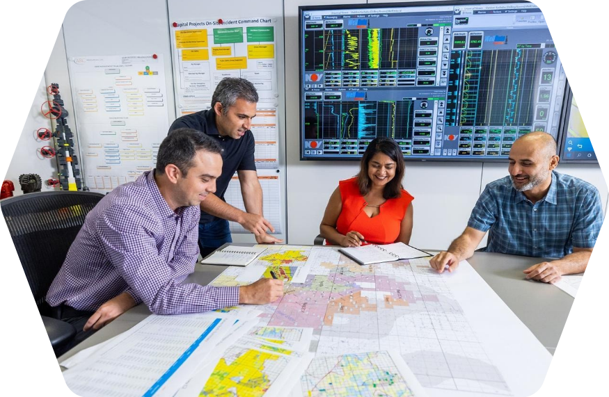 Equipo analizando mapas de yacimientos
